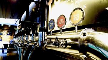 Sistema de grifos de cerveza con grifos etiquetados como 'American Wheat Ale', 'Apricot Wheat Ale' y 'Bavarian Weizen'.