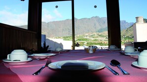 Mesa de comedor para cuatro con vista a la montaña.