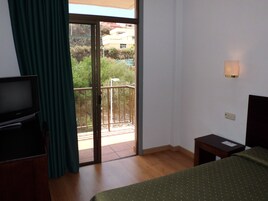 Escritorio, tabla de planchar con plancha, cunas gratuitas y wifi gratis