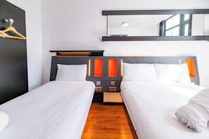 Ropa de cama de alta calidad y caja de seguridad en la habitación 