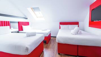 Habitación cuádruple superior | Ropa de cama de alta calidad y caja de seguridad en la habitación