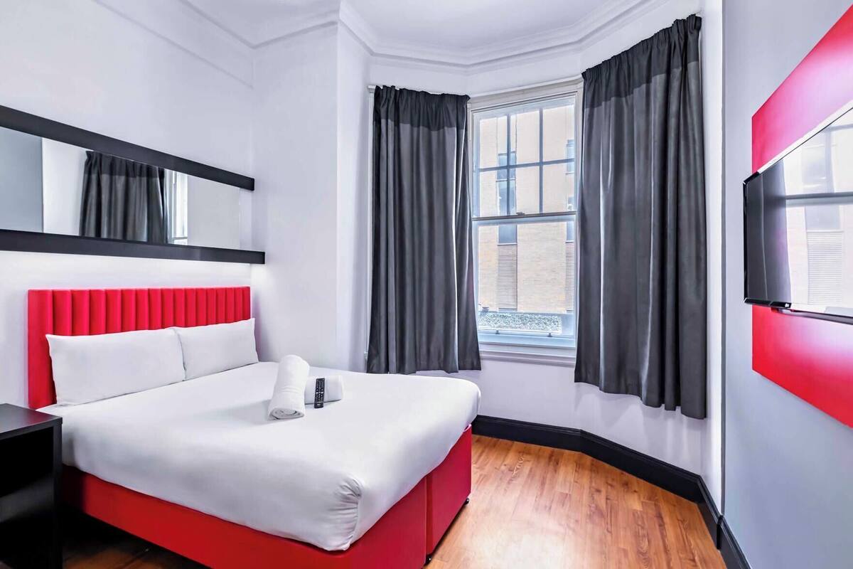 Premium bedding, in-room safe, soundproofing