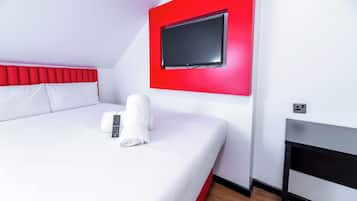 Una habitación de hotel moderna con una cama grande, un televisor de pantalla plana montado en una pared roja decorativa, una mesita de noche y suelo de madera.