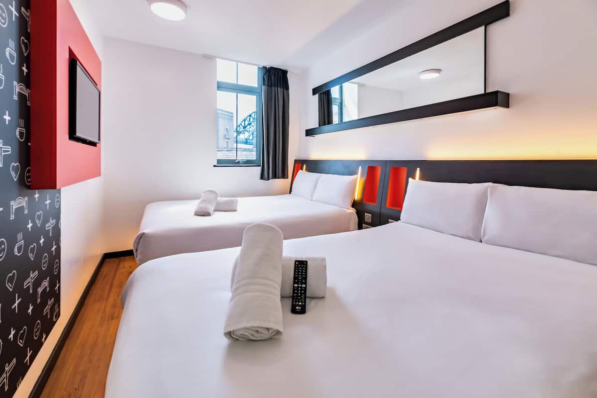 Double Double Room | 高級寢具、房內夾萬、隔音、熨斗/熨衫板