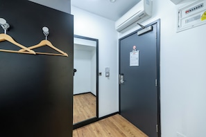 Chambre double (No Window) | Literie de qualité, coffre-fort, fer et planche à repasser