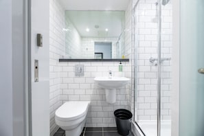 Chambre Quadruple Supérieure | Salle de bain | Douche, articles de toilette écologiques, sÚche-cheveux