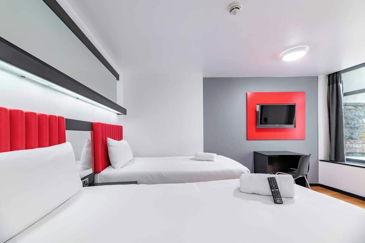 Premium bedding, in-room safe, soundproofing