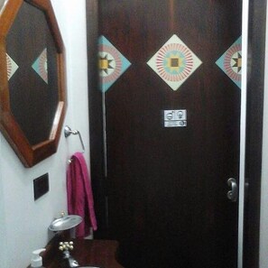 Buồng tắm vòi sen, khăn tắm 
