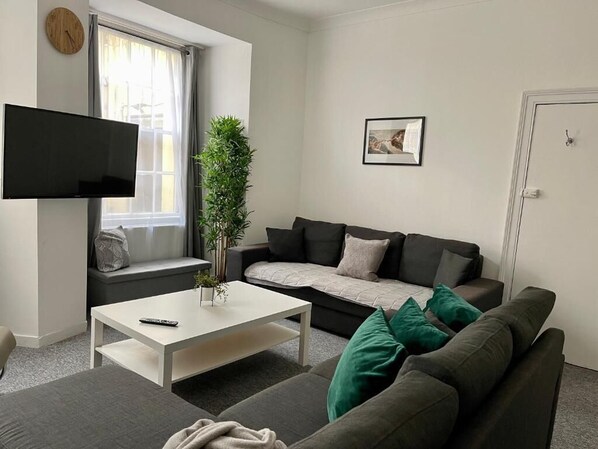 Family Apartment, Private Bathroom (Flat 1 at Brunswick) | Lounge