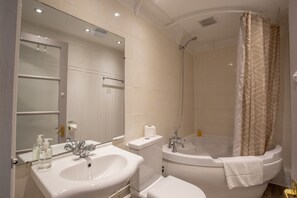 Suite, Ensuite | Bathroom - Brunswick Square Hotel (Hove)