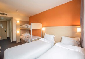 Neljän hengen standard-huone, tupakointi kielletty | Ylelliset vuodevaatteet, työpöytä, äänieristys, silitysrauta/-lauta