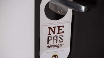 Una puerta con un cartel que dice “NE PAS déranger” y el logotipo de B&B.