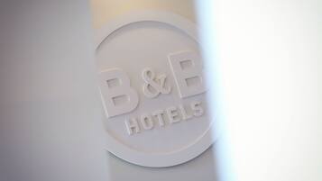 Un letrero circular con el texto "B&B HOTELS" que indica el nombre del establecimiento.