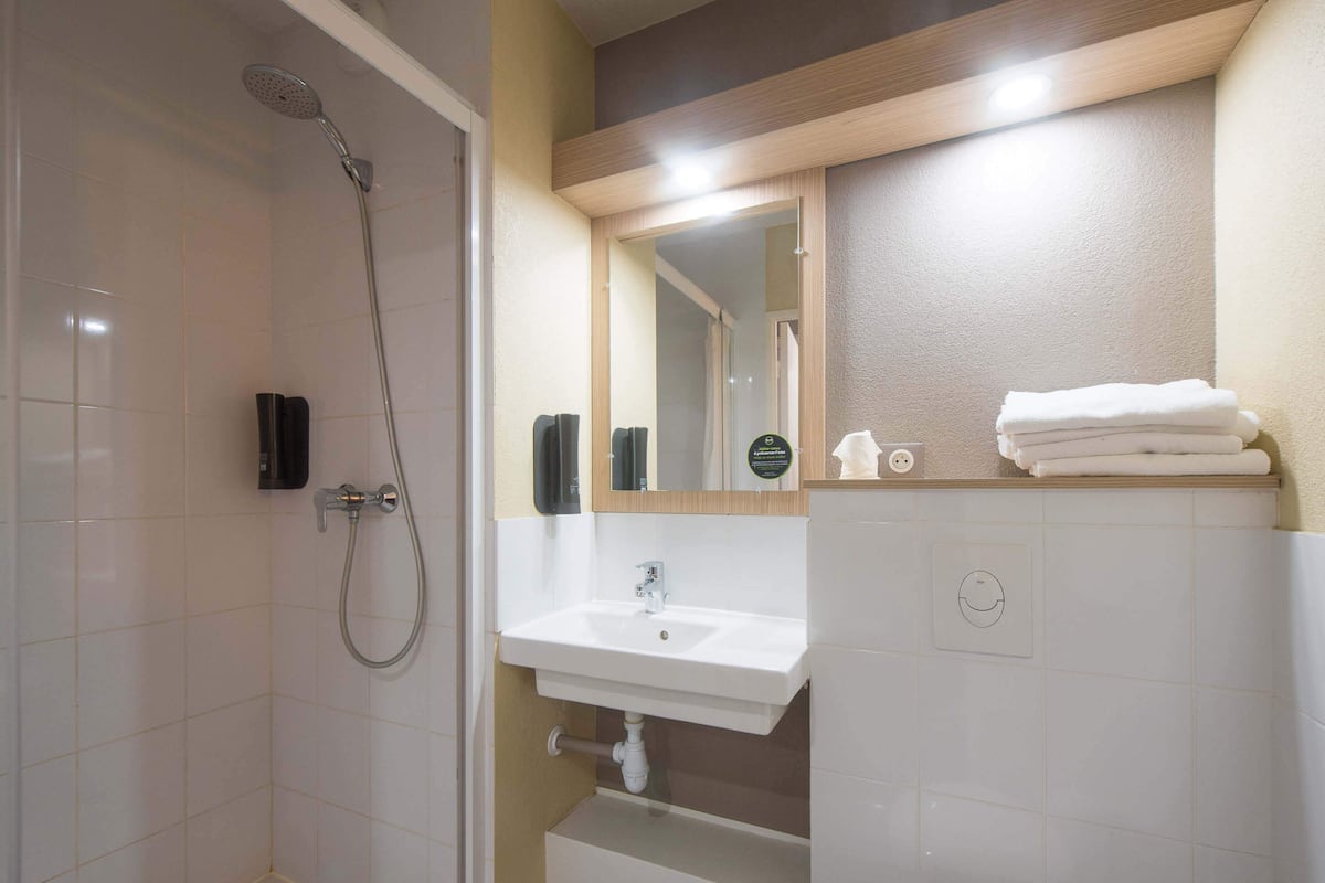 shower, free toiletries, towels