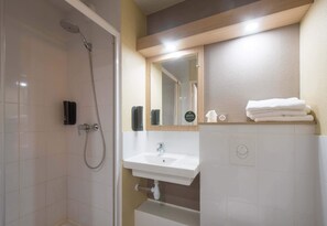 Shower, free toiletries, towels - B&B HOTEL Gap (Gap)