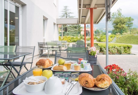 Terrace/patio. B&B HOTEL Gap