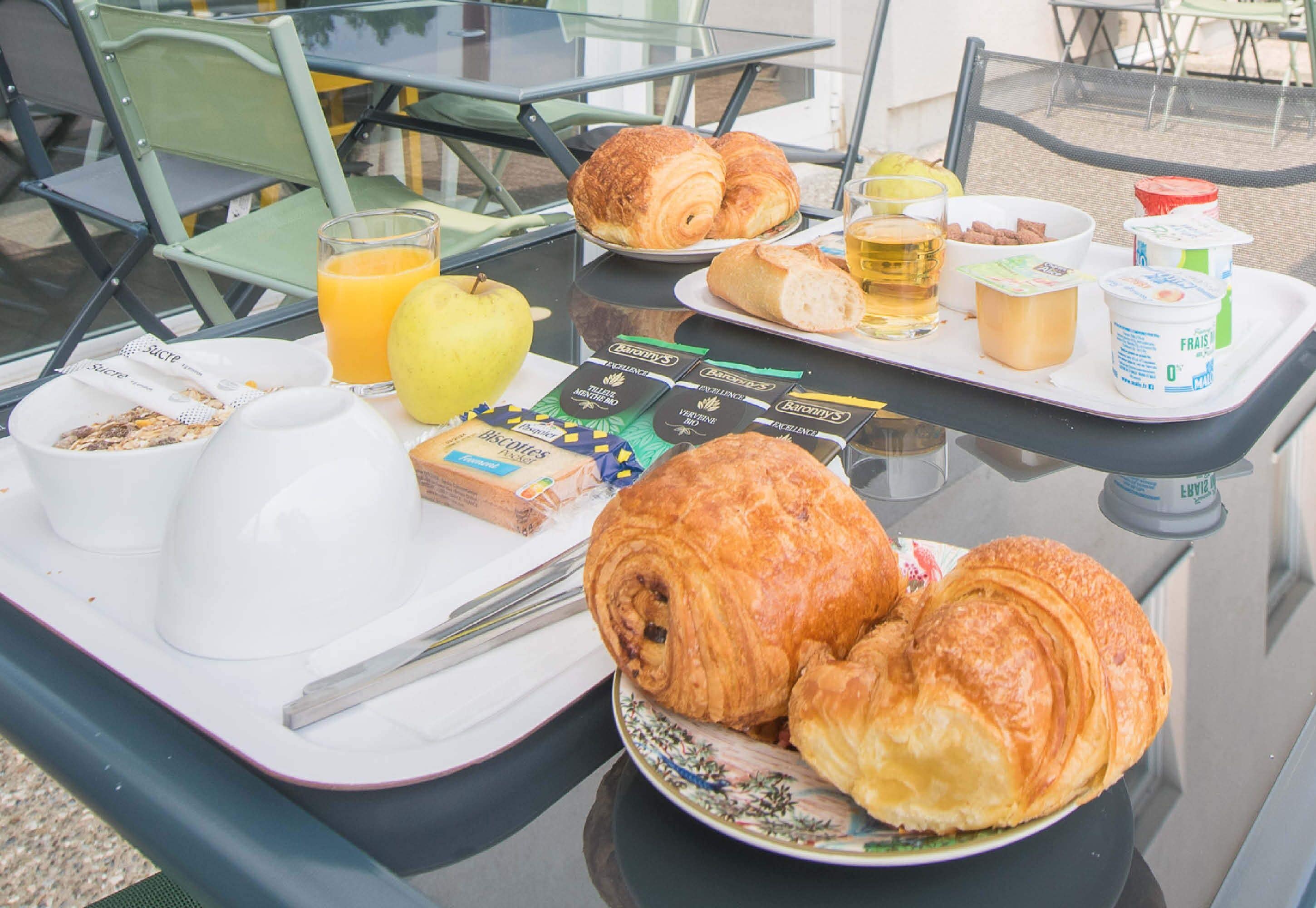 daily buffet breakfast for a fee