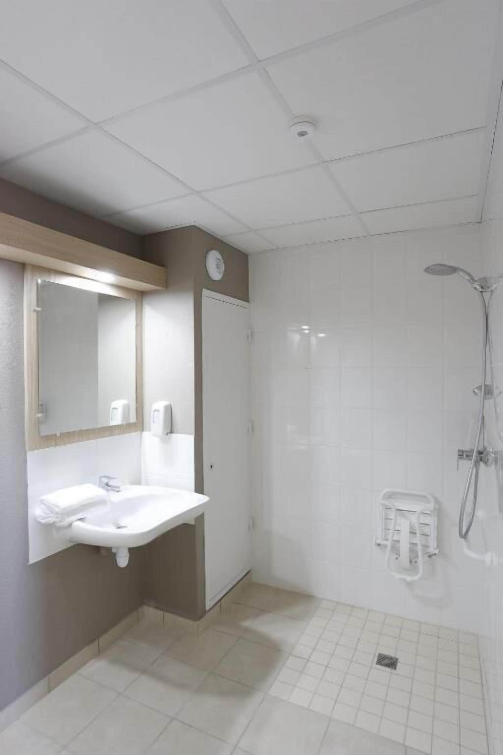 shower, free toiletries, towels