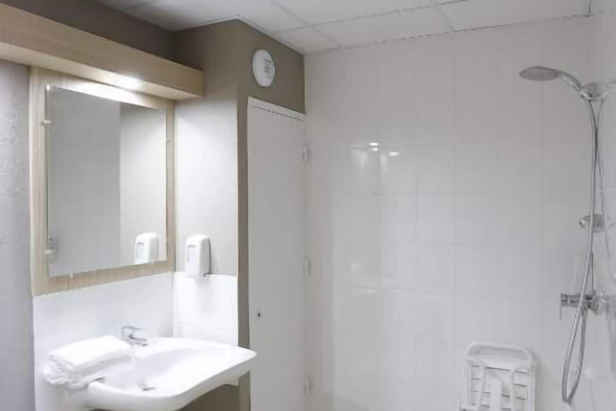 shower, free toiletries, towels