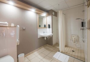 Tweepersoonskamer, toegankelijk voor mindervaliden, niet-roken | Badkamer | Een douche, gratis toiletartikelen, handdoeken