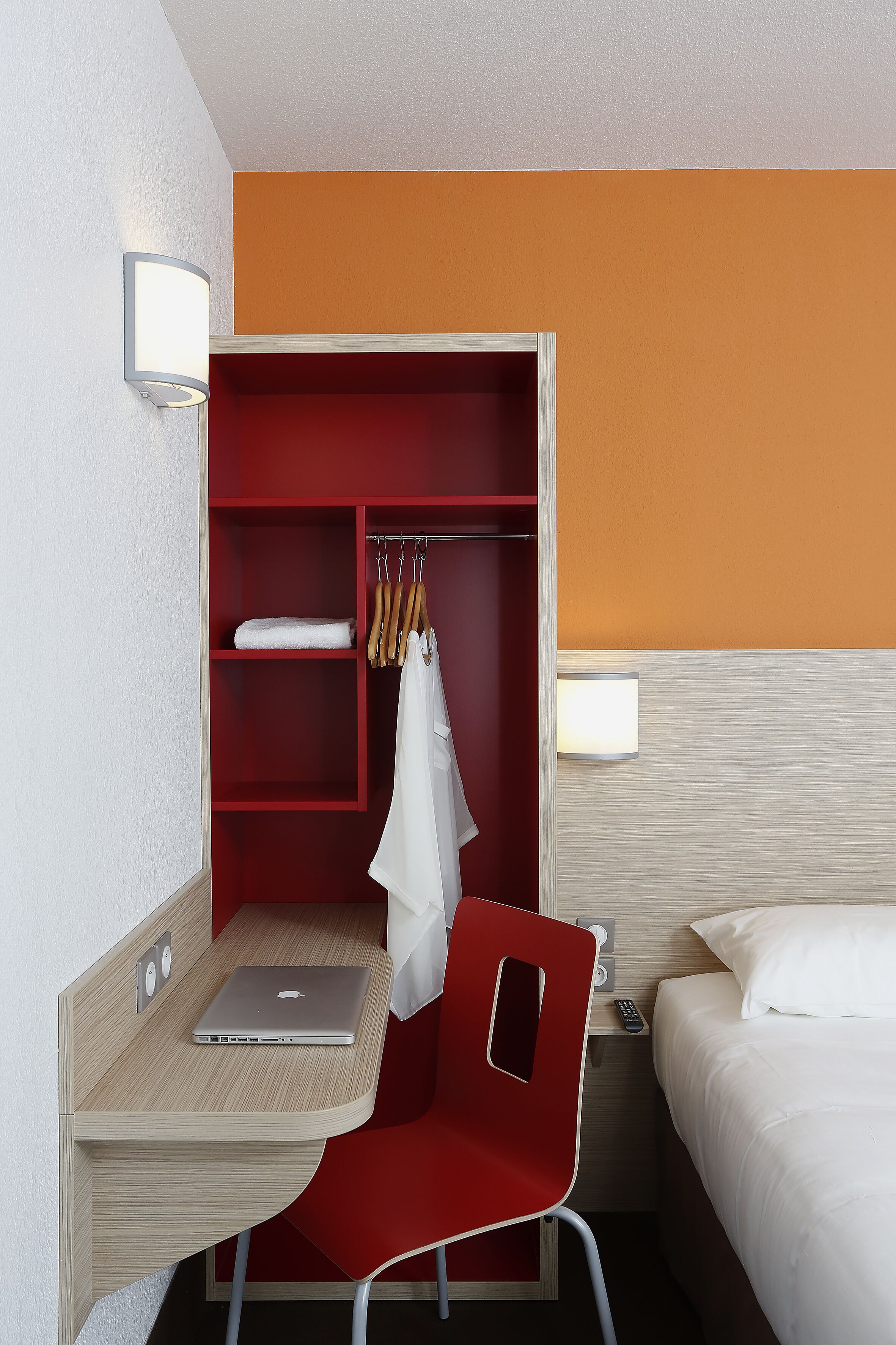 1 bedroom, premium bedding, desk, soundproofing