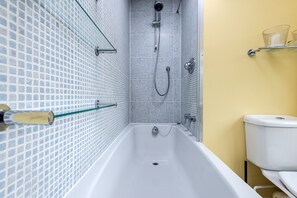 Chambre Double Deluxe, salle de bains attenante, vue jardin (The Warren) | Salle de bain