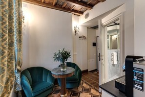 Minibar, in-room safe, cribs/infant beds, rollaway beds - Santa Marta Suites (Milan)