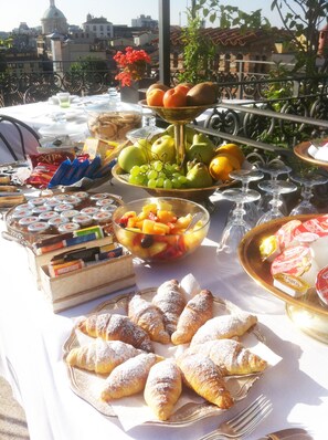 Daily buffet breakfast for a fee - Santa Marta Suites (Milan)