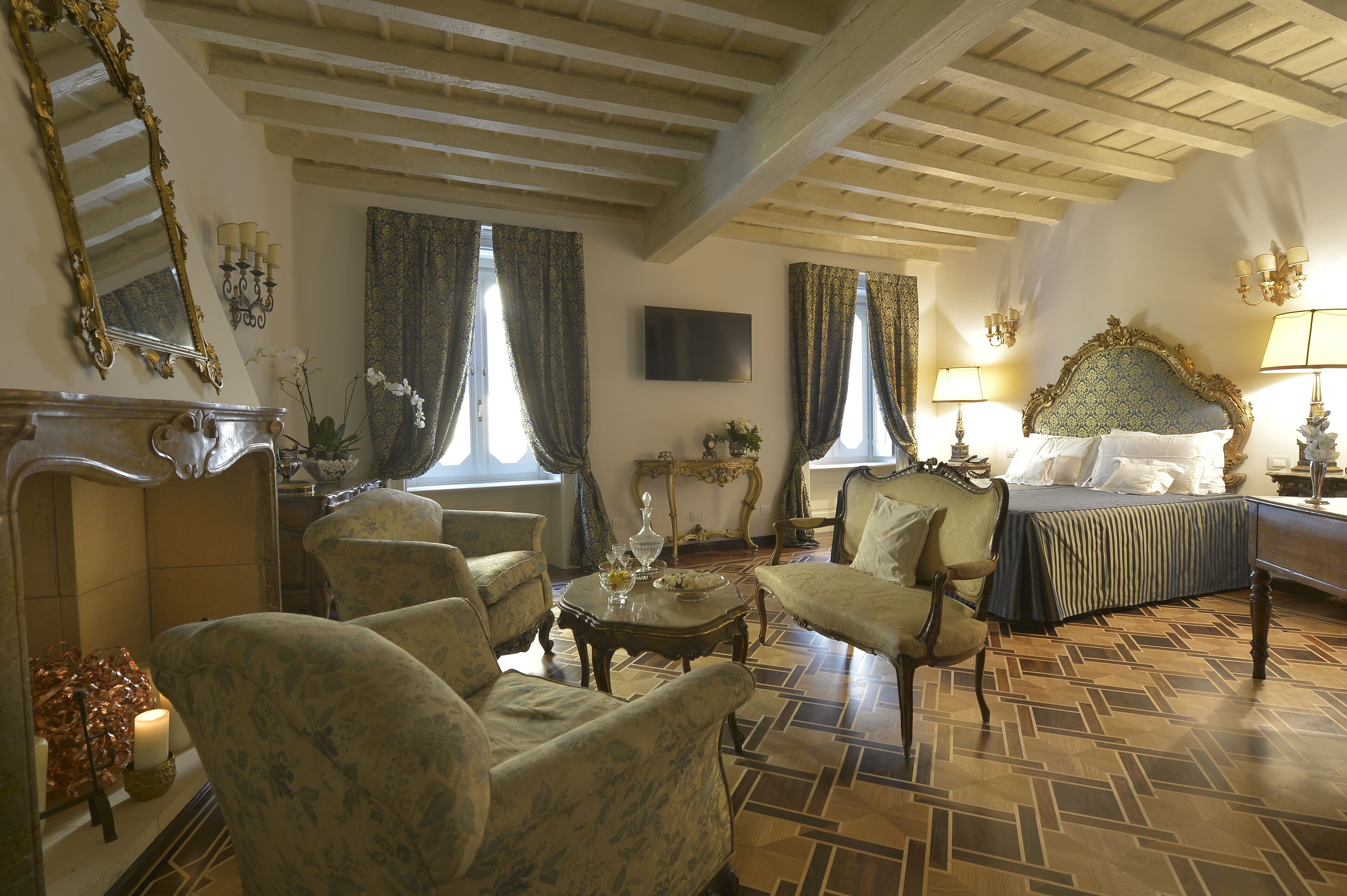 ミニバー、セーフティボックス (室内)、ベビーベッド、可動式ベッド