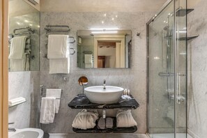 Minibar, in-room safe, cribs/infant beds, rollaway beds - Santa Marta Suites (Milan)