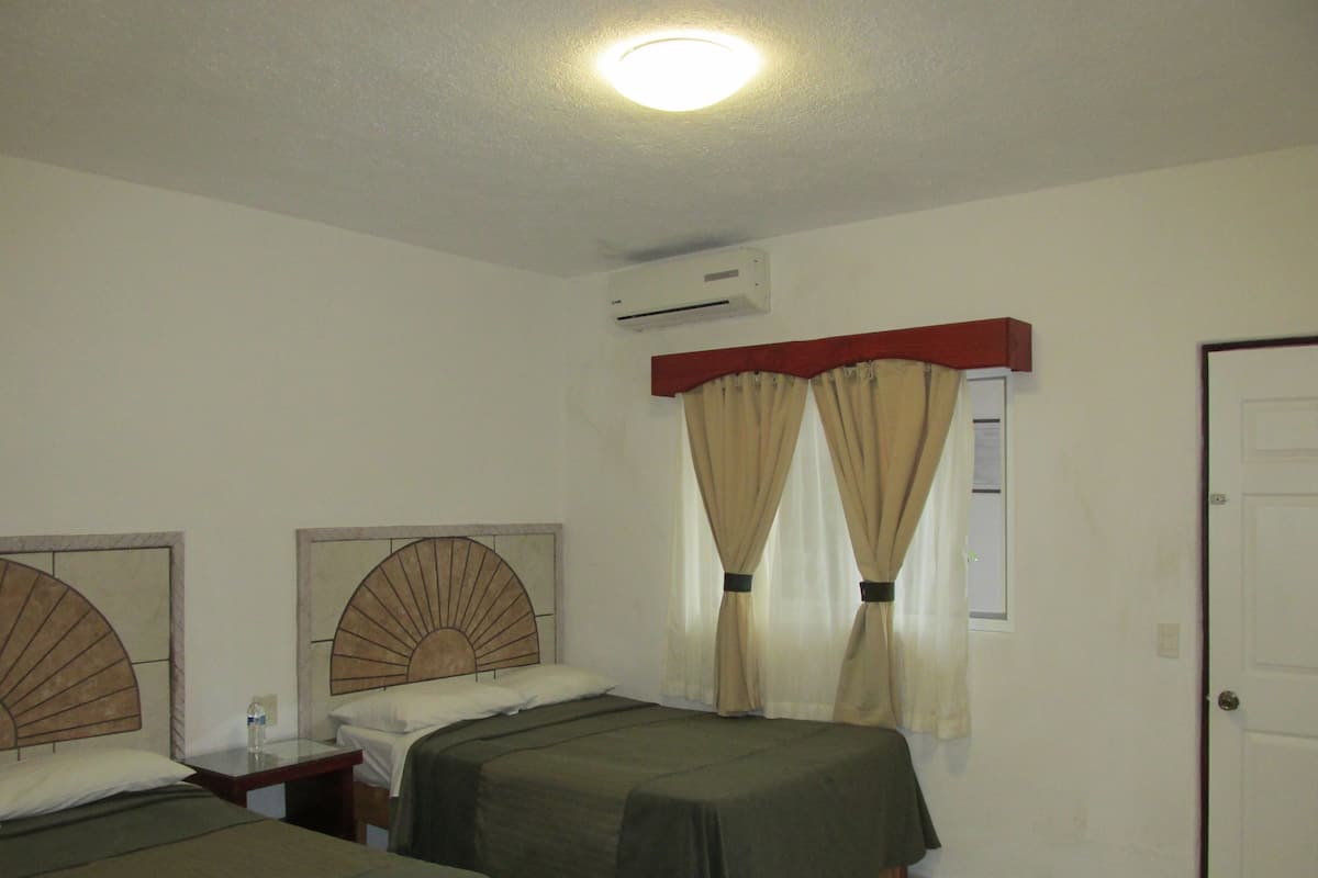 Tabla de planchar con plancha, wifi gratis y ropa de cama