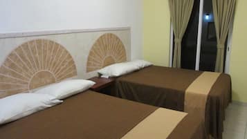Tabla de planchar con plancha, wifi gratis y ropa de cama