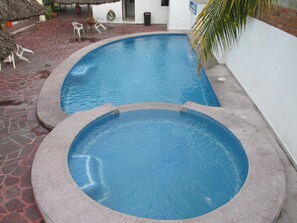 Outdoor pool, pool umbrellas, pool loungers - Hotel Albatros Palace (Manzanillo)