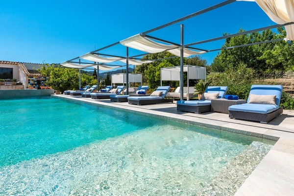 Outdoor pool, sun loungers