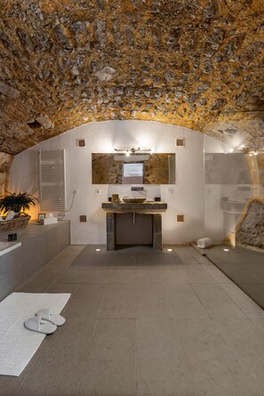 Gratis toiletartikelen, een haardroger, handdoeken