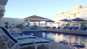 Una piscina al aire libre