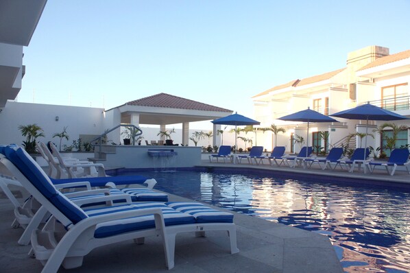 Una piscina al aire libre