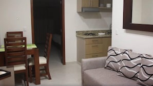 Suite – junior, 1 kingsize-seng | Oppholdsrom | En 32-tommers TV med kabel-kanaler