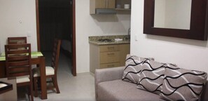 Suite junior, 1 cama King size | Sala de estar | Televisión de 32 pulgadas con canales por cable