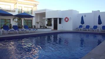 Una piscina al aire libre