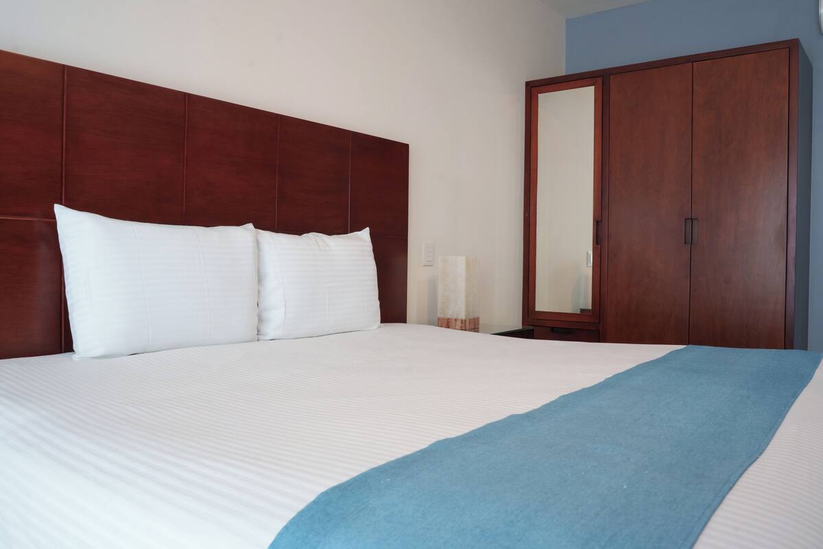 Single Room | In-room safe, iron/ironing board, free WiFi, bed sheets
