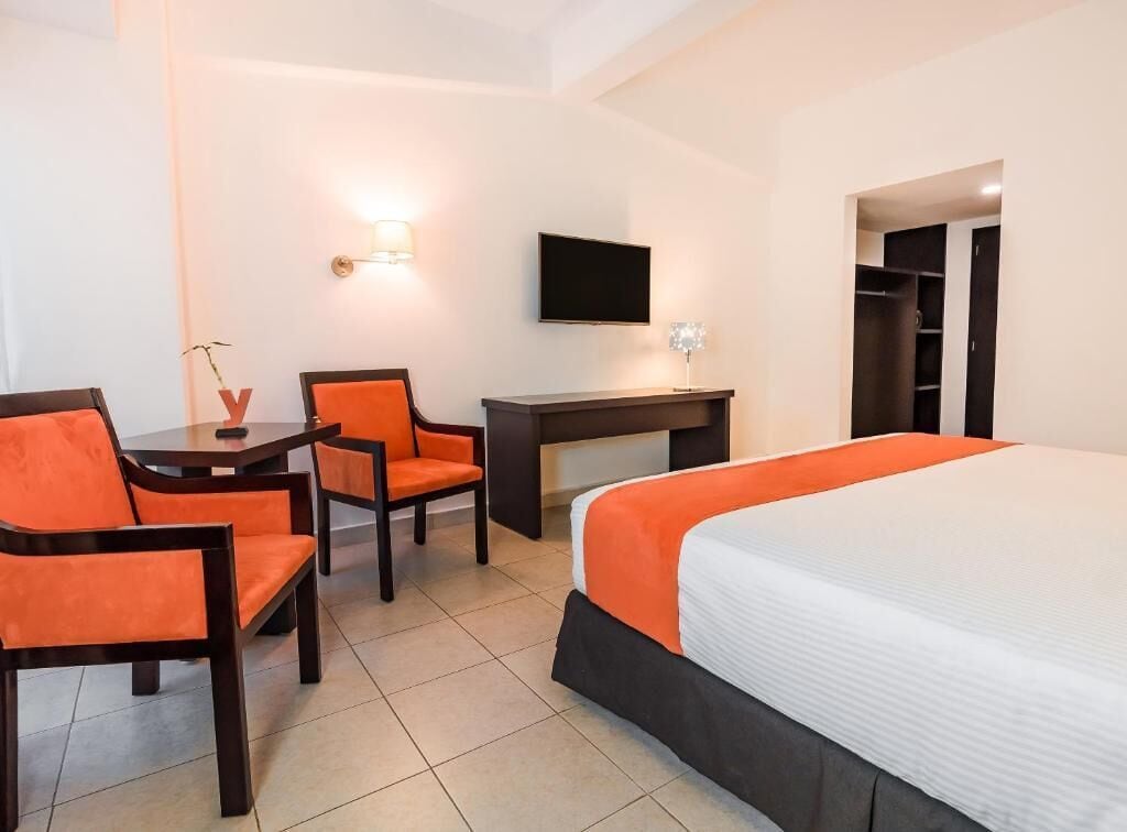 standard room, 1 king bed | in-room safe, desk, laptop workspace, iron/ironing board