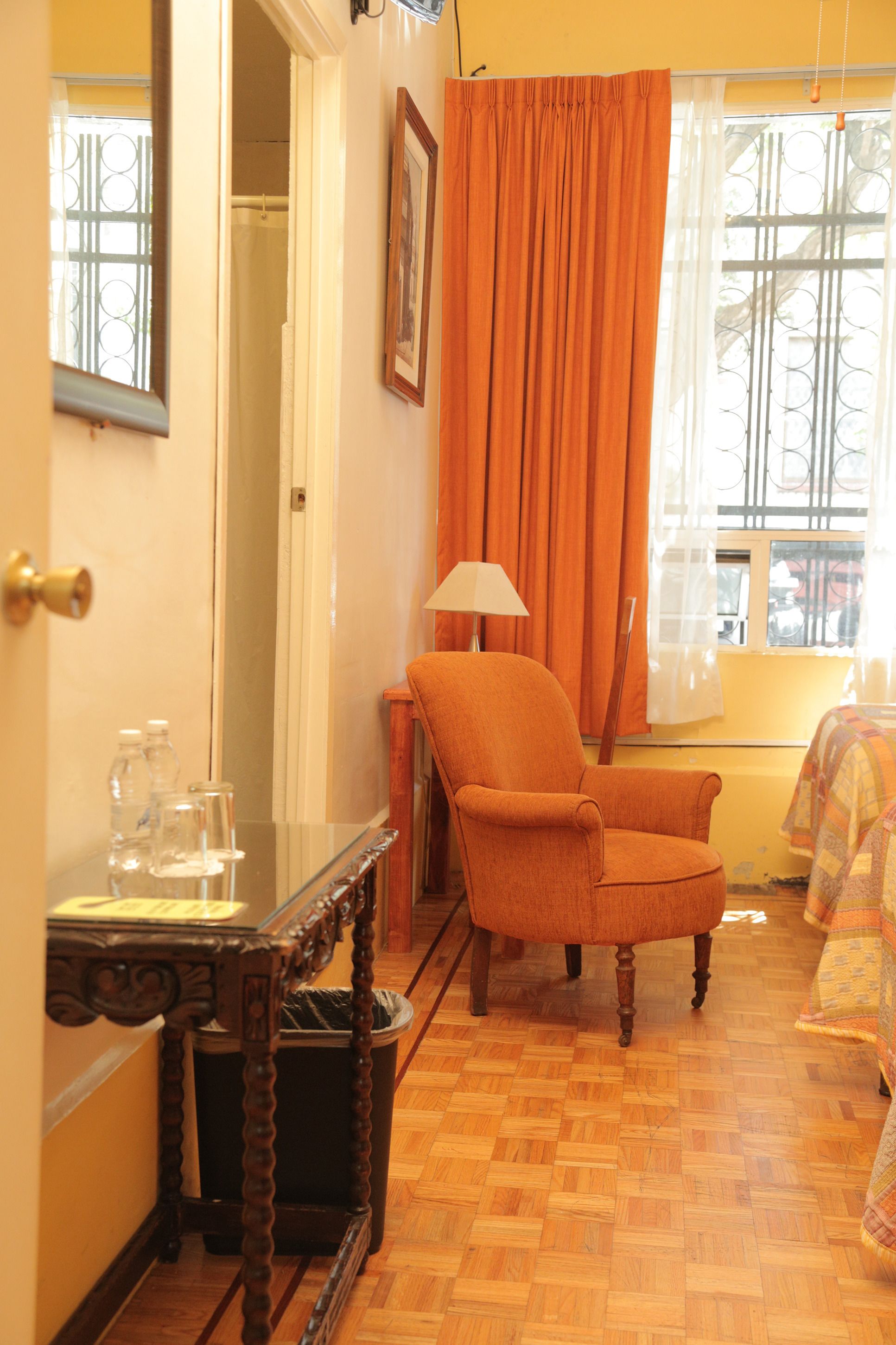 small room, 1 double bed | 1 bedroom, in-room safe, individually decorated, desk