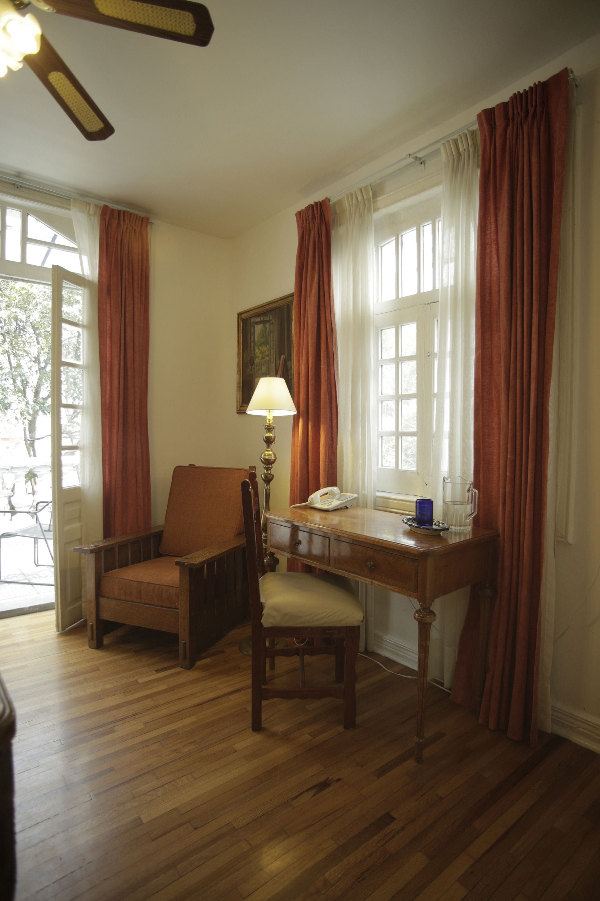 small room, 1 double bed | 1 bedroom, in-room safe, individually decorated, desk