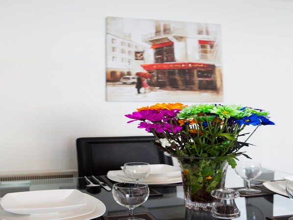 In-room dining - Leith Apartments (Edinburgh)