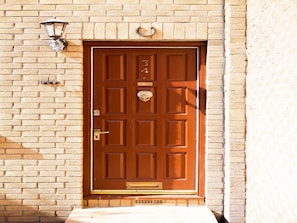 Pintu masuk properti