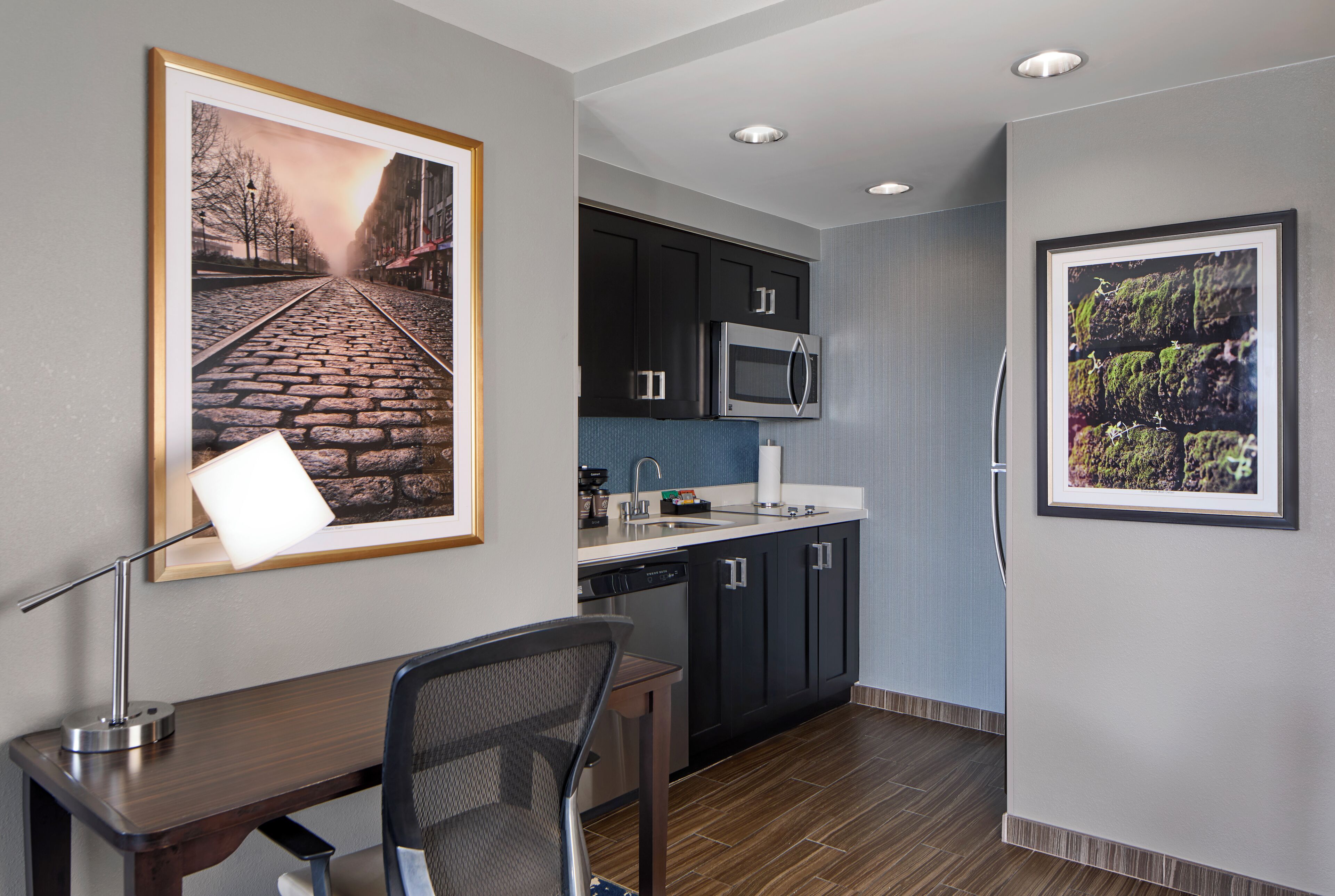 Een koelkast, een magnetron, een kookplaat, een vaatwasser