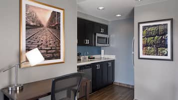 Een koelkast, een magnetron, een kookplaat, een vaatwasser