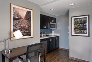 Kühlschrank, Mikrowelle, Herdplatte, Geschirrspüler