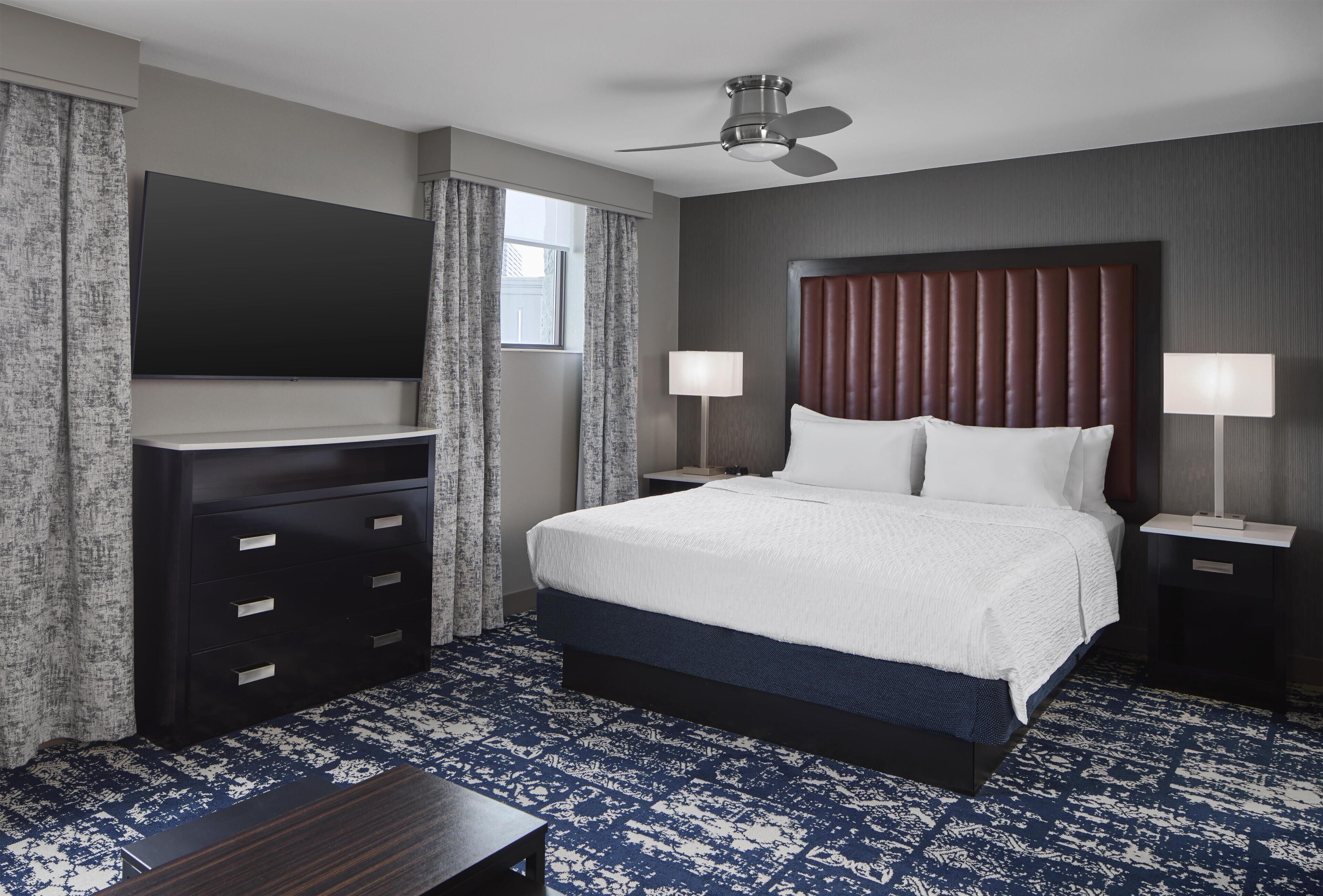 Hochwertige Bettwaren, Schreibtisch, laptopgeeigneter Arbeitsplatz